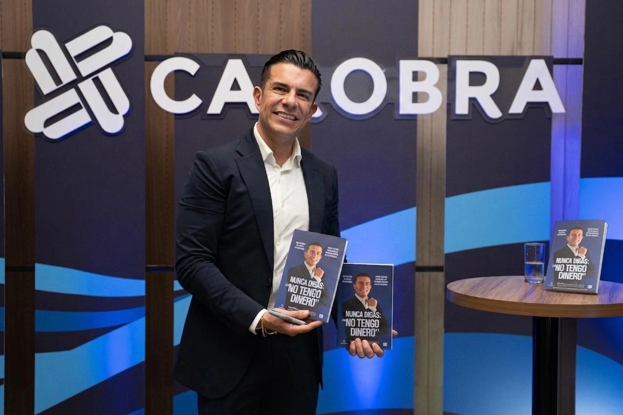 Daniel Cabrera presentando su libro "Nunca digas: no tengo dinero"